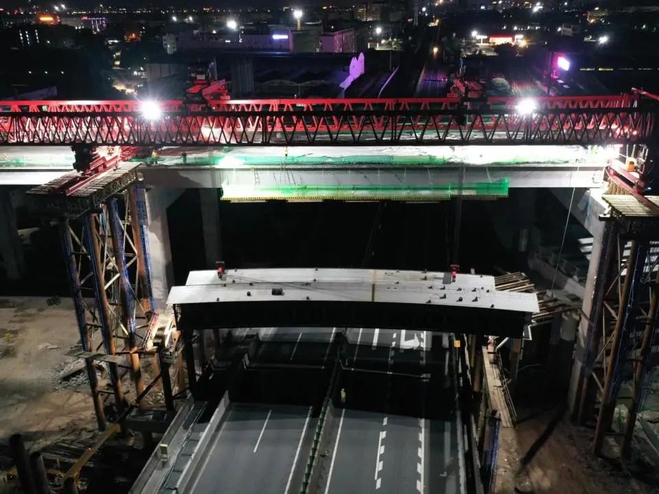 珠海鶴港鋼箱梁吊裝合攏.jpg